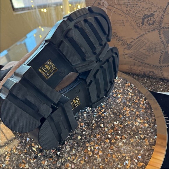 Free People Chelsea Boot, SZ 39, New With Box $125 $300
Size: 8.5
Free People - Picture 5 of 9